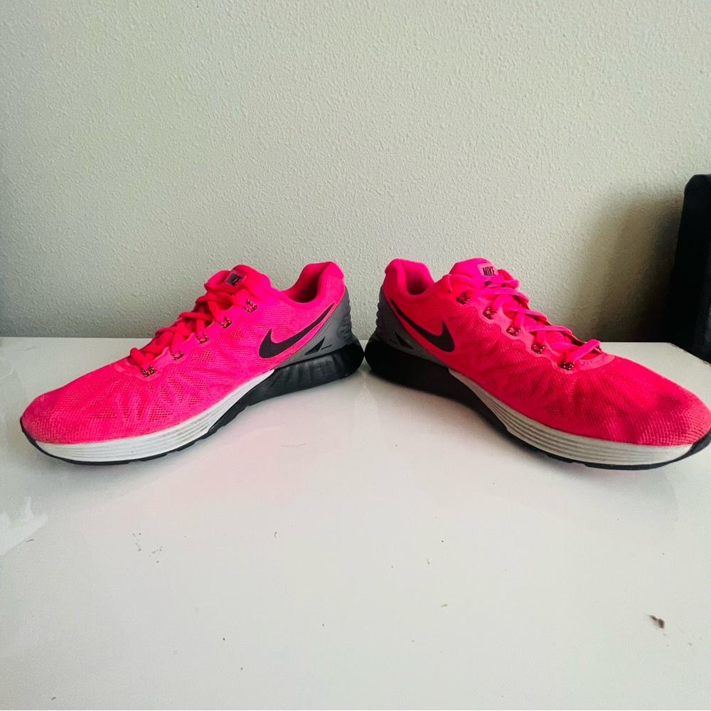 Nike Pink and Black Athletic Shoes Modern Design - Picture 5 of 11
